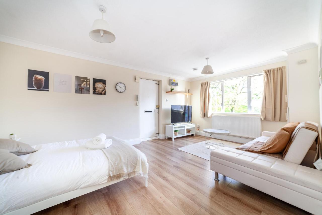 Lovely Studio Flat In Wimbledon W/ Free Parking 伦敦 外观 照片